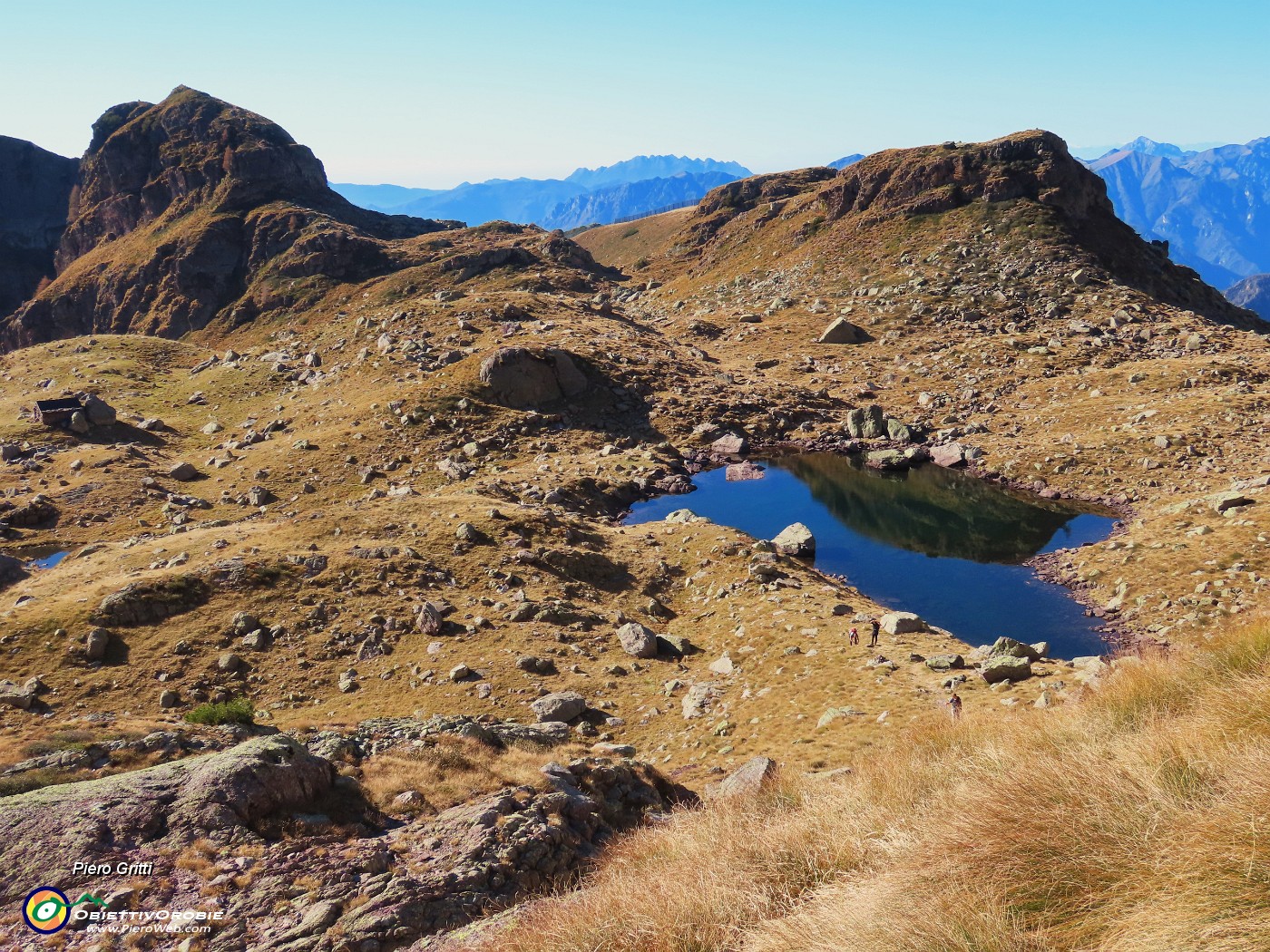 20 Il Lago di Pietra Quadra visto dal sentiero di salita alla cima del Pietra Quadra.JPG